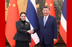 习近平会见泰国总理