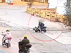 父亲教12岁儿子骑电瓶车 孩子“溜出”小区不见踪影?