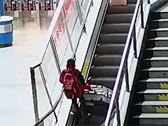 徐州东站旅客乘坐扶梯时摔倒 民警及时救助