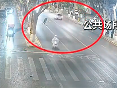 陕西渭南 父亲抢行横穿马路 儿子跟随时被撞