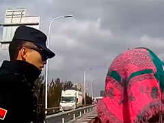云南 老人迷路误入高速 特警救助送回家