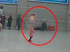 乌鲁木齐旅客购票时突然晕倒 民警紧急救助