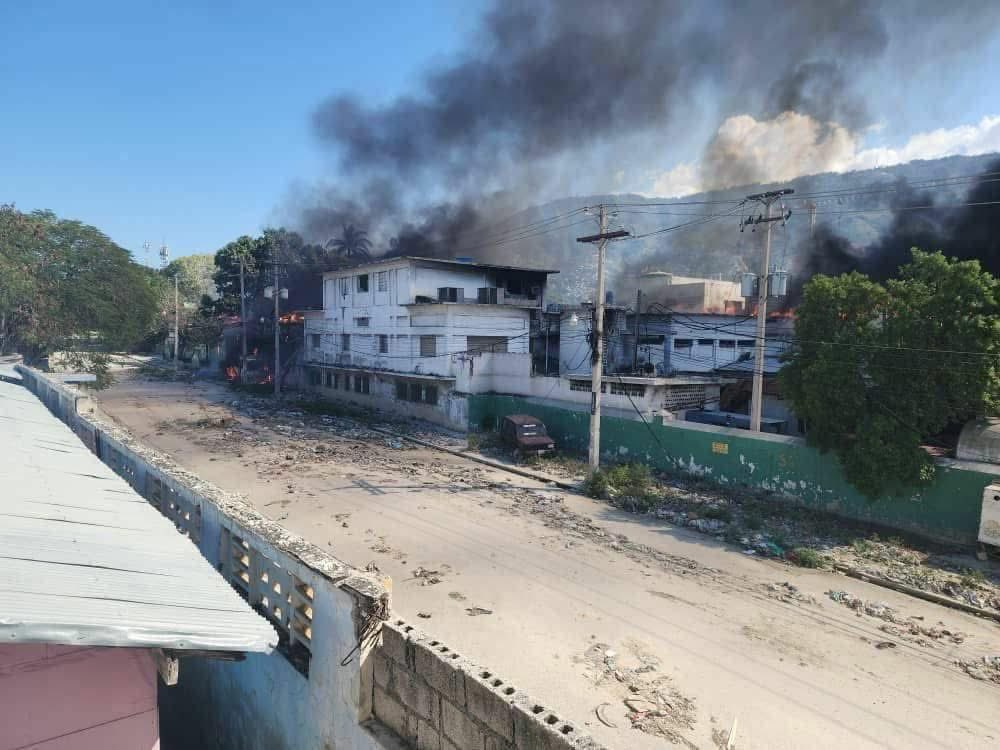 海地最大医院遭武装团伙纵火焚毁