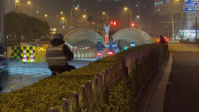 上海复兴东路隧道开放电动自行车夜间越江试通行