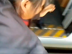 安徽合肥 男童掉进站台缝隙 警民合力救援