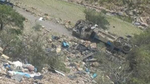 玻利维亚一客车坠入山间 已致31人死亡