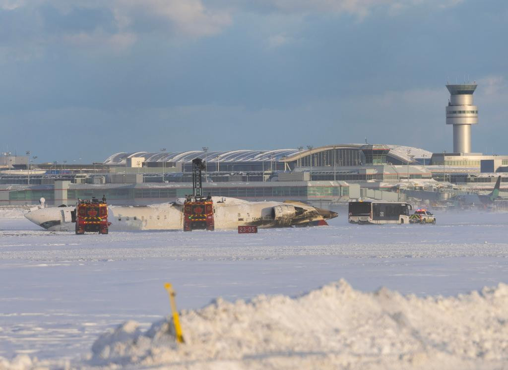 加拿大达美航空客机在多伦多发生事故 多人受伤