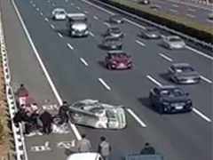 江苏面包车高速侧翻 过路车友合力救人