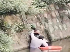 云南昆明 少年不慎落水 两男子跳河救人