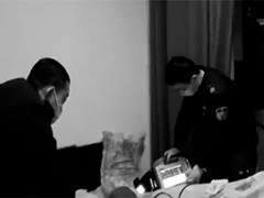 上海老人突发疾病晕倒家中 民警反复确认成功救助