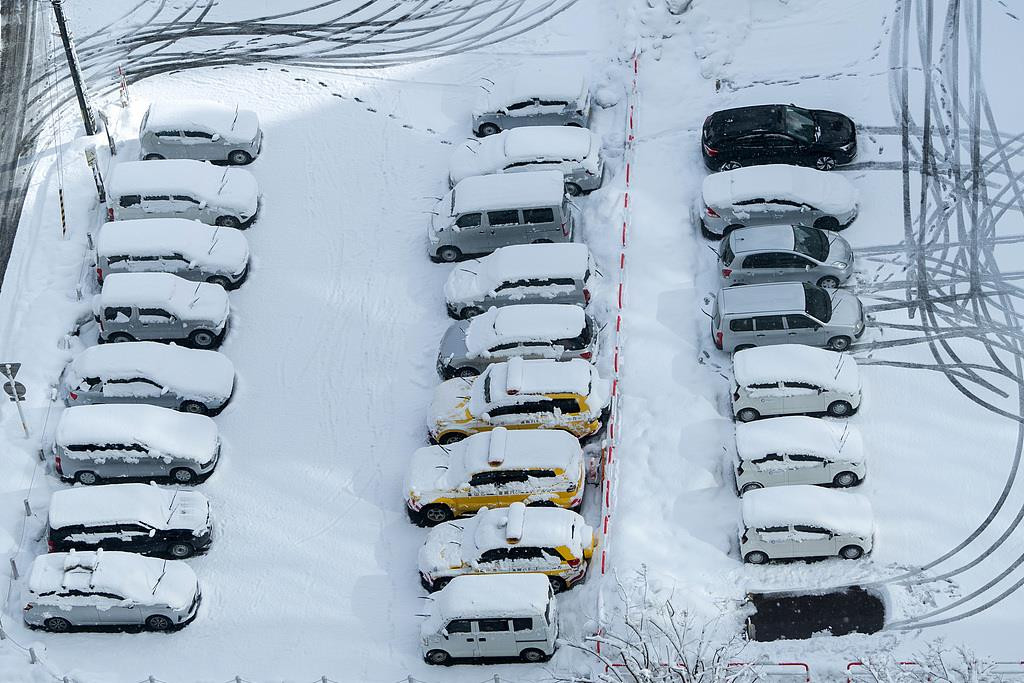 日本本州岛多地降雪持续 局地积雪超5米