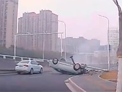 南通车辆撞向路牌翻车 市民携手救人