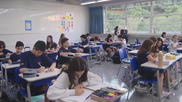 巴西迎来开学季 在校禁用手机正式实施