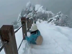 安徽黄山持续降雪 多名游客滑倒