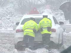山东济南突降暴雪 多个车站部分列车晚点或停运