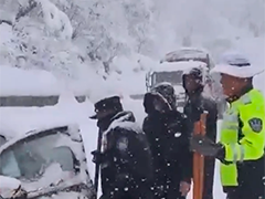 西藏墨脱突发5处雪崩 民警7小时救助115人