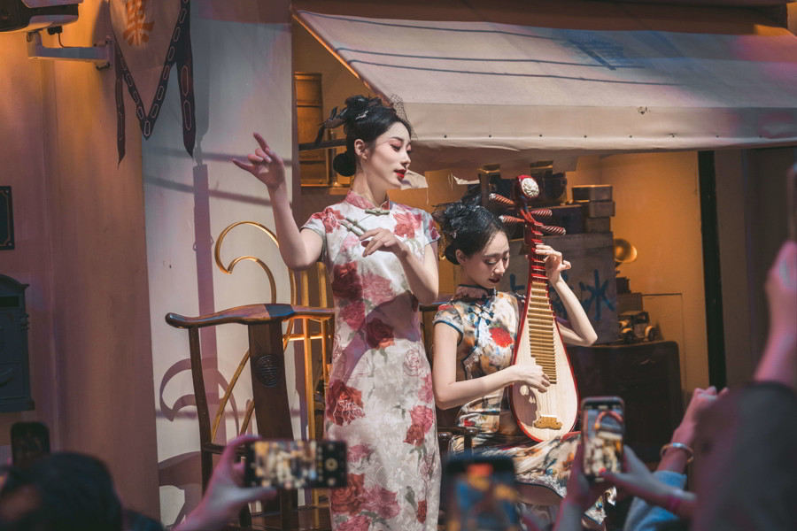 上海浦东“穿越狂欢节”探古访今 真人“机器化”未来感十足