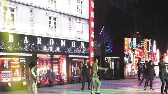 上海南京路步行街变身T台秀场 首发首秀活动助推夜经济活力