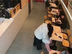 早餐店里女子抽搐 热心顾客施以援手