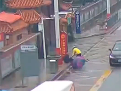广东东莞 路遇老人摔倒 外卖员急刹车出手相助
