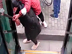 上海 背起老人送下车 女司机有“大力量”