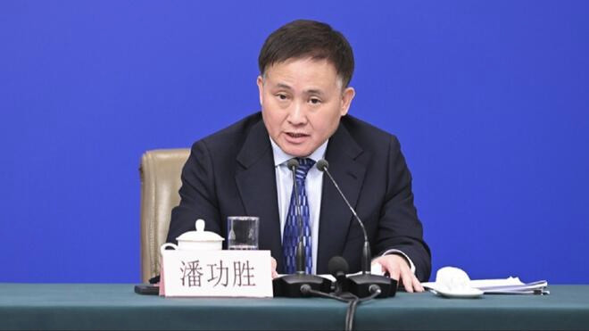 潘功胜：目前我国金融体系总体稳健