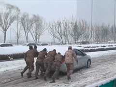 山东济南武警官兵暴雪中徒手推车助通行 网民点赞