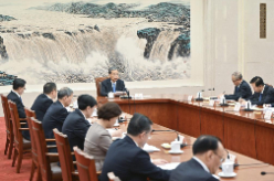十四届全国人大三次会议主席团常务主席第一次会议举行
