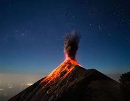 危地马拉富埃戈火山大规模喷发 近千人撤离