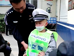 山东济南 8岁患儿梦想当交警 交警暖心帮圆梦