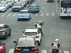 上海横跨三区“生死时速” 交警“抢”出生命通道