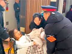 G2306次列车 飞驰高铁上众人齐心迎接新生命