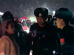 新疆阿勒泰 群众被困风吹雪路段 民警紧急救援