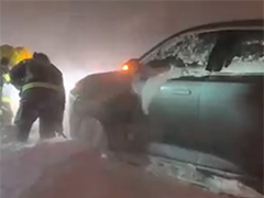 呼伦贝尔 暴风雪致车辆被困 消防顶风冒雪救援