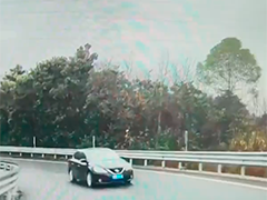 重庆小车在高速闸道逆行 撞上来车好惊险
