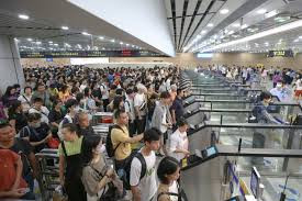 拱北口岸主联检楼出入境大厅恢复使用一周年 迎客近1.2亿人次 日均客流近33万人次