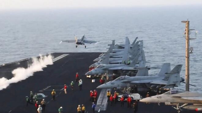 也门胡塞武装：在红海袭击美国航母及随行舰只