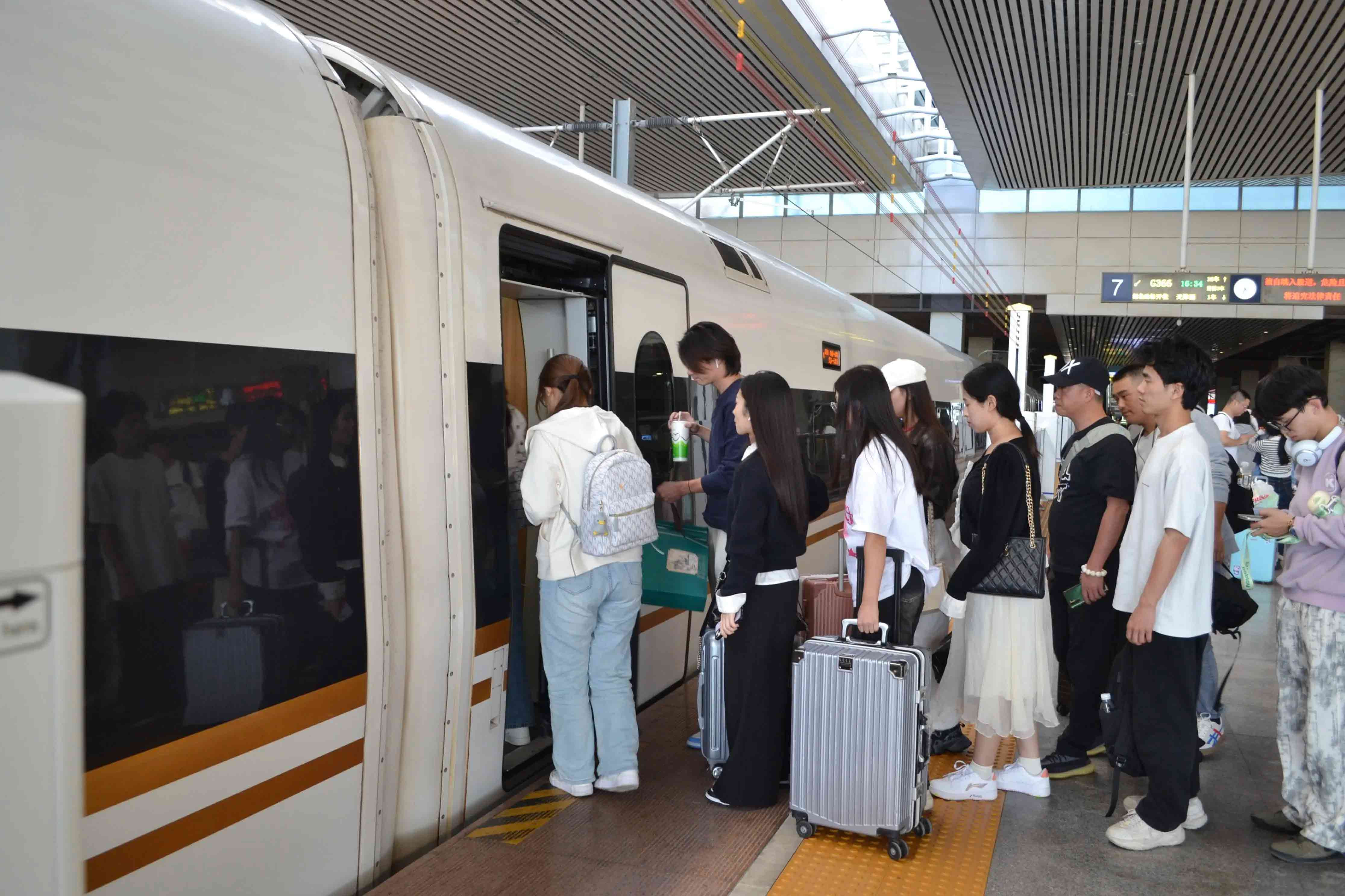 国铁集团·4月1日起 60岁以上旅客乘车享票面金额15倍积分