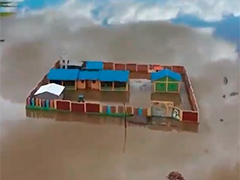 秘鲁南部遭遇持续强降雨 部分河湖水位上升 局地洪水淹没居民区