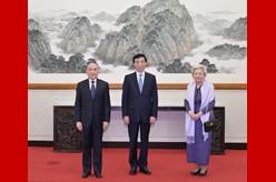 王沪宁会见柬埔寨国王和太后