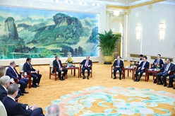 李强会见美国联邦参议员一行