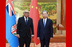 赵乐际同斐济议长举行会谈