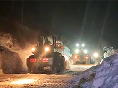川藏线西藏然乌段突发雪崩 官兵星夜抢通