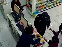 湖北巴东八旬老人拾金不昧 万元现金物归原主