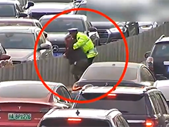 北京老人误入主路 警民联手救援