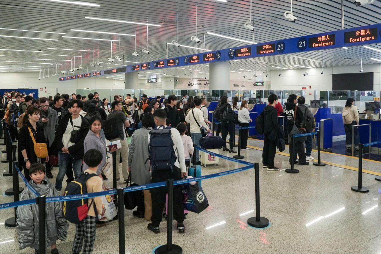 广州白云机场口岸客货两旺 再创新高