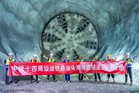广东汕汕高铁汕头湾海底隧道成功贯通