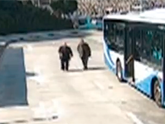 老人外出迷路 公交司机伸援手