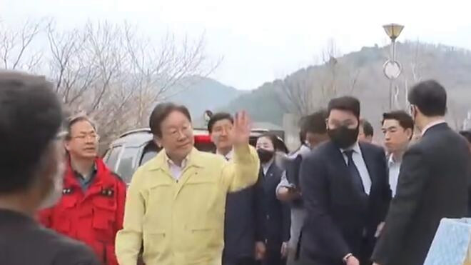 韩国山火持续 李在明视察灾情时遇袭