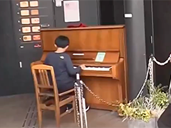 是艺术还是扰民 日本街头钢琴表演引发讨论